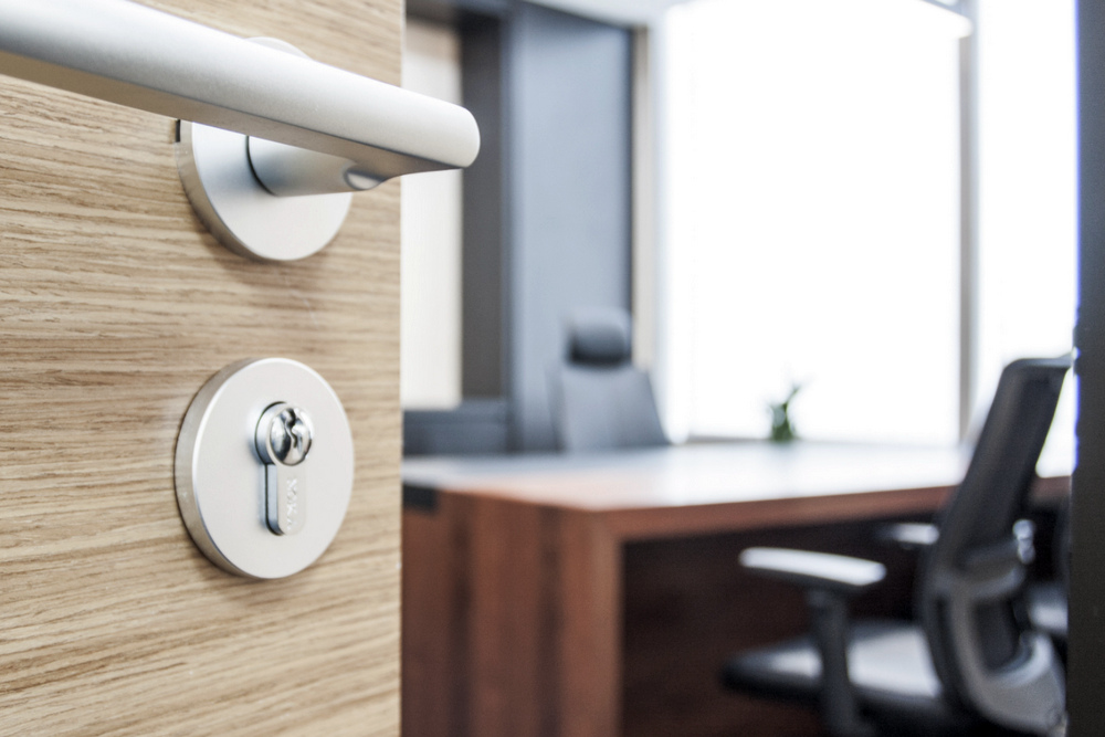 приоткрытая дверь в офис департамента архитектуры, строительства и землепользования Анатомия согласования: как работает процедура одобрения перепланировки изнутри